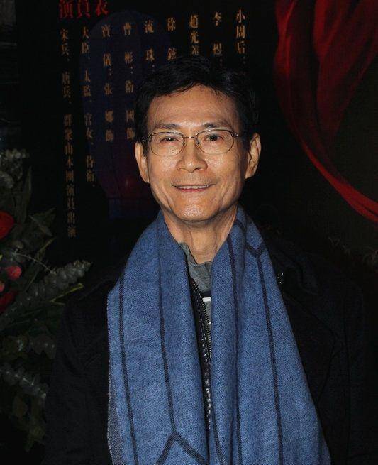 郑少秋穿"英伦范风衣"真别致,戴蓝色围巾内敛高贵,老了更时髦_气质