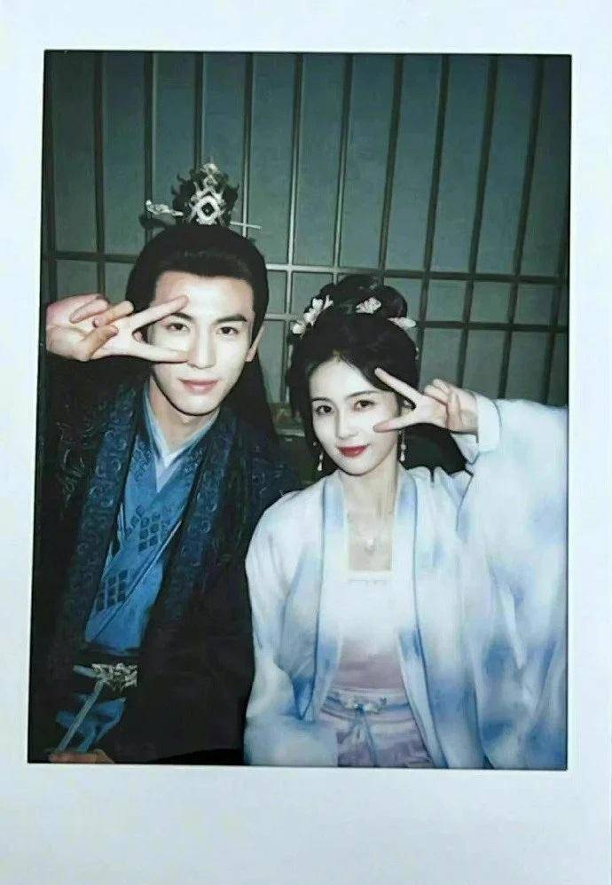 却阴错阳差成为张凌鹤饰演的帝师学生,两人在戏中有着揪心的虐恋,戏外