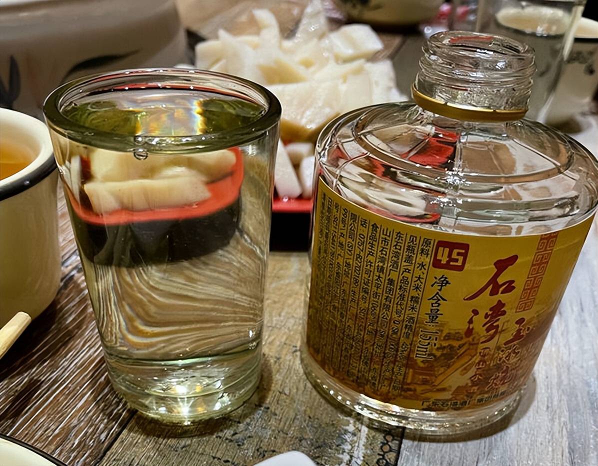 玉冰烧的度数普遍不高,入口清冽,回甘浓郁,但是饶是我喝过很多白酒