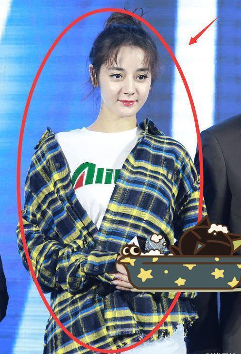 迪丽热巴穿牛仔短裤上舞台,却忘记摄像头存在,连粉丝都为她捏把汗