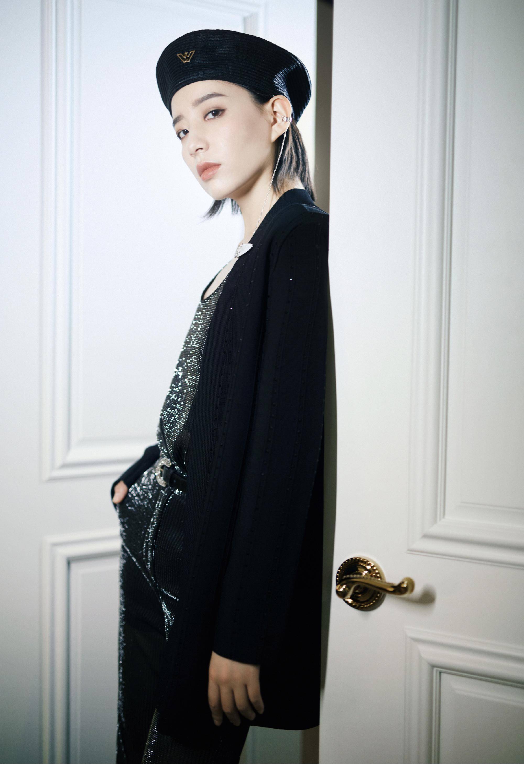 李斯丹妮被容祖儿赞好看,帅酷风造型太抓人,中二性格圈粉无数