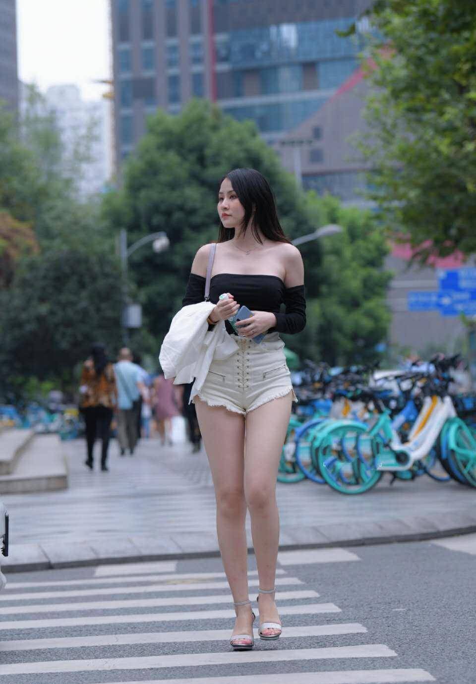 高挑的美女，穿搭高腰热裤，显身高又显气质_手机搜狐网