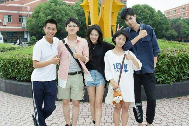 沈月恋情疑似曝光,男方为《小美好》男三,牵手搂腰甜蜜似偶像剧_孙宁