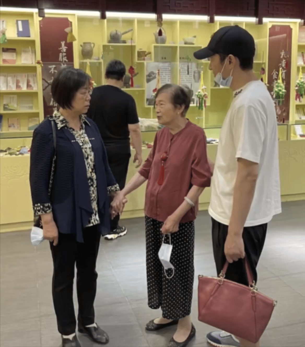 悲痛！王劲松89岁母亲去世，6月前还带母亲看病，93岁父亲仍高烧