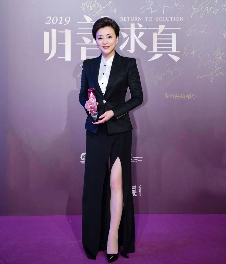 杨澜的气质太强了,几乎无法掩饰穿着带有摩托车风格的黑色皮夹克的