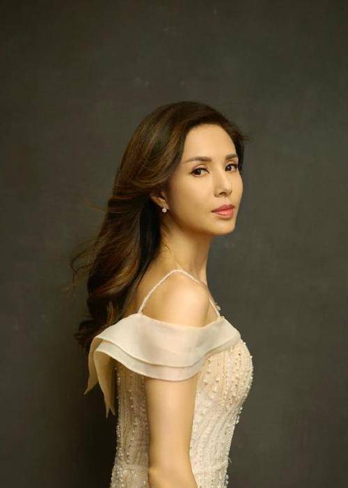 54岁李若彤无滤镜照片曝光,皮肤状态令人心疼,老了依旧有气质_时尚