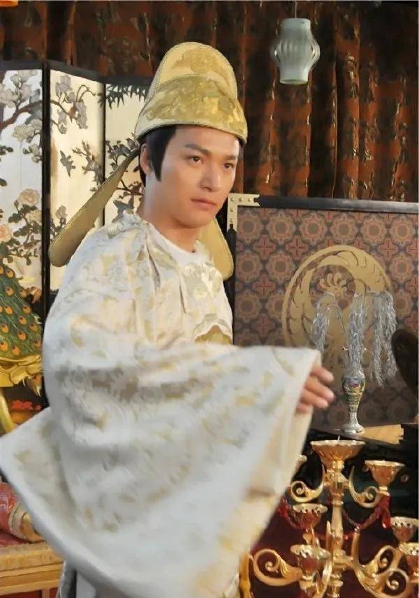 更何况他的父亲可是李世民,正所谓虎父无犬子,李治作为李世民的儿子就