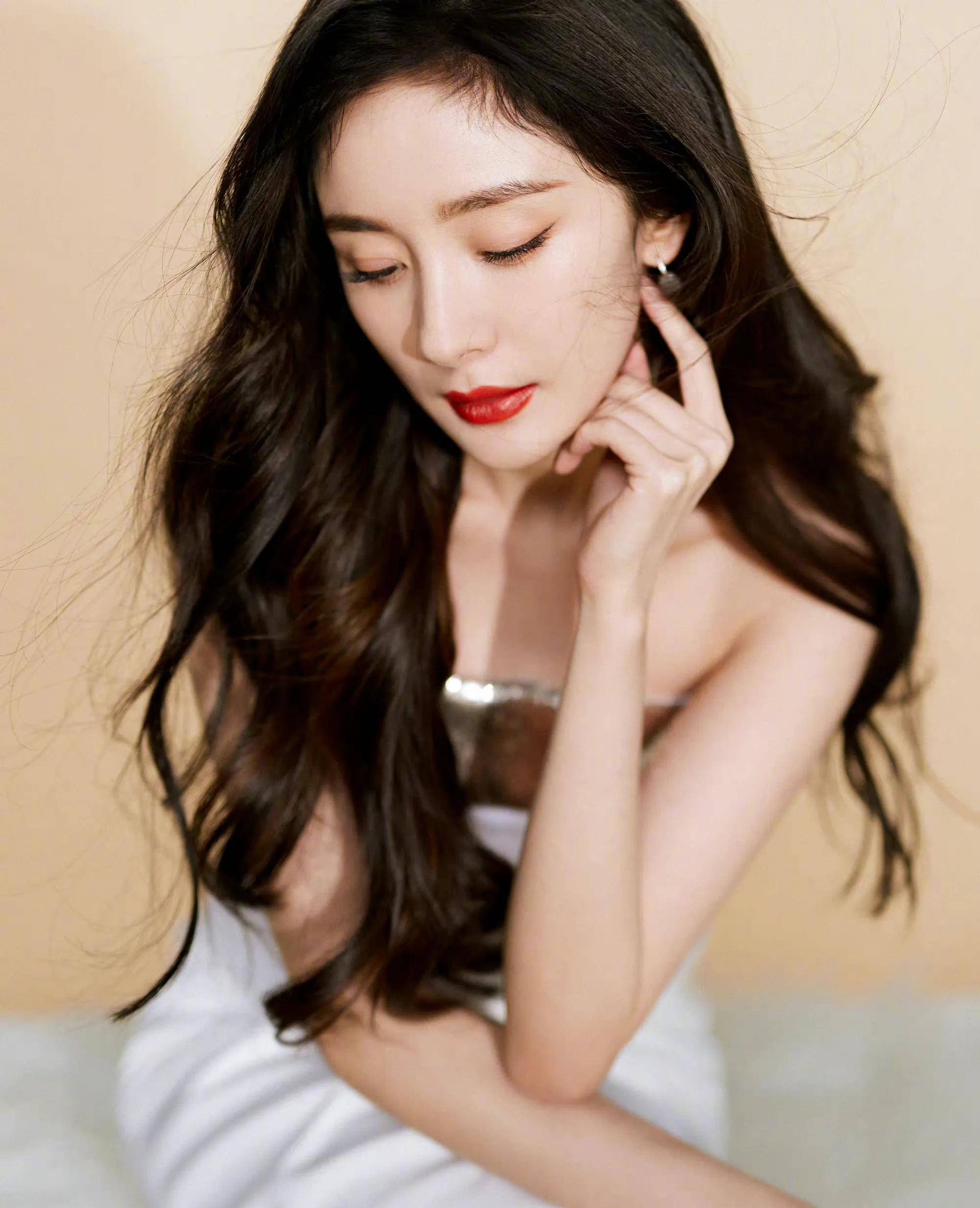 杨幂品牌活动造型写真大片,一袭白色抹胸连衣裙,妩媚动人_线条_波浪