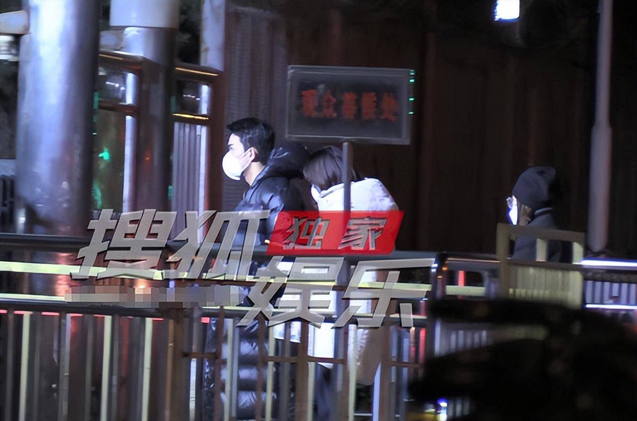 吴磊前往央视大楼彩排兔年春晚,穿羽绒服御寒,两位女助理跟随_表演