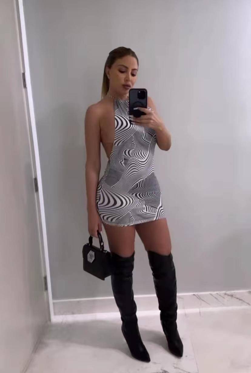 穿泳装开豪车,皮蓬前妻享受海岛风光,事业红火,和卡