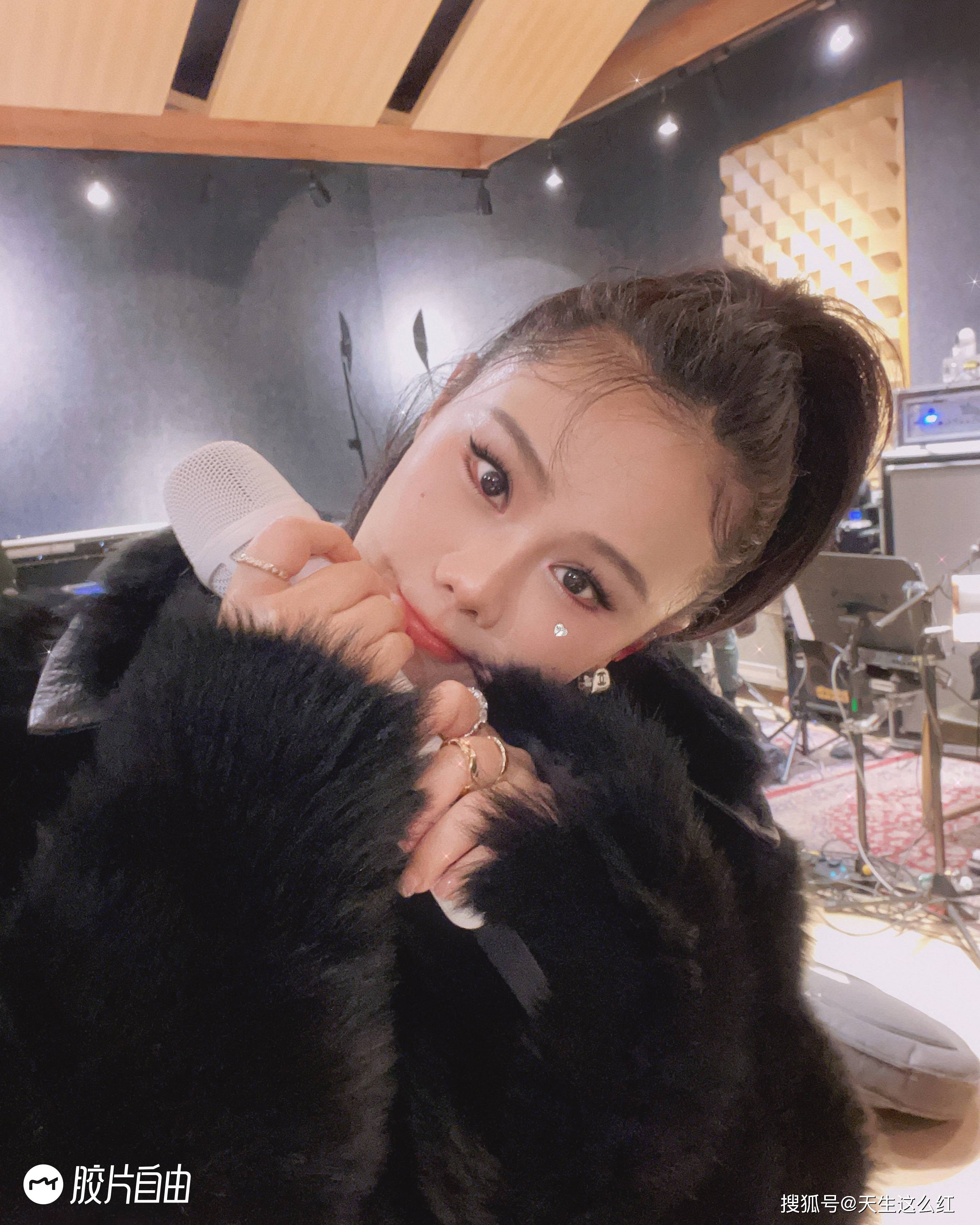 让袁娅维此次事件出圈的热搜,是一个非常能激发网友怒气的词条,"不懂