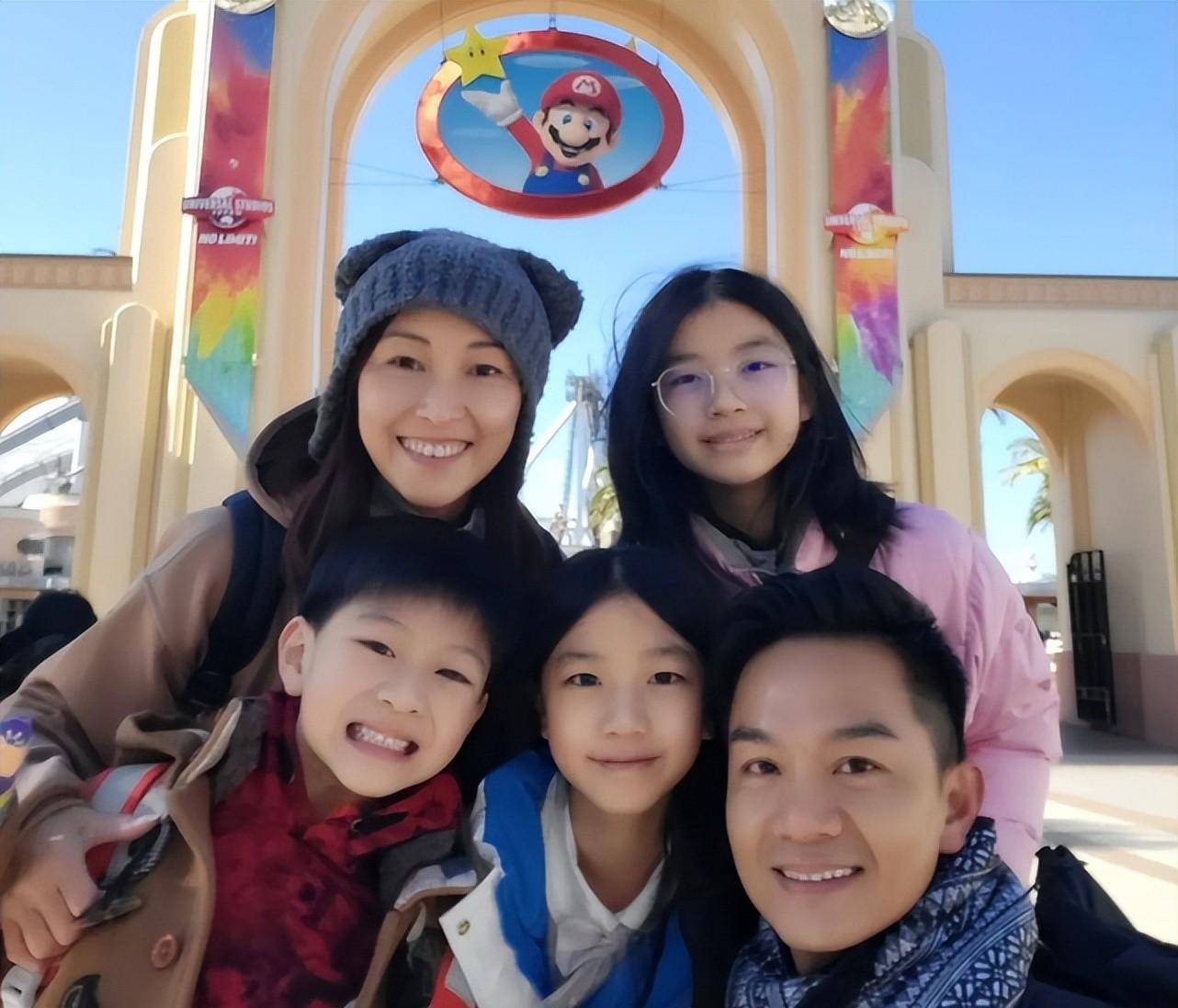 胡诺言原一家五口出国旅游,一家人去玩陈起当"背包