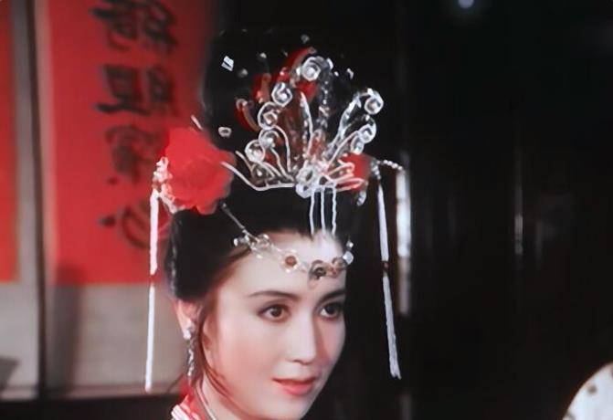 《水浒传》中饰演阎婆惜,在94版《三国演义》中饰演张绣的姑姑邹氏