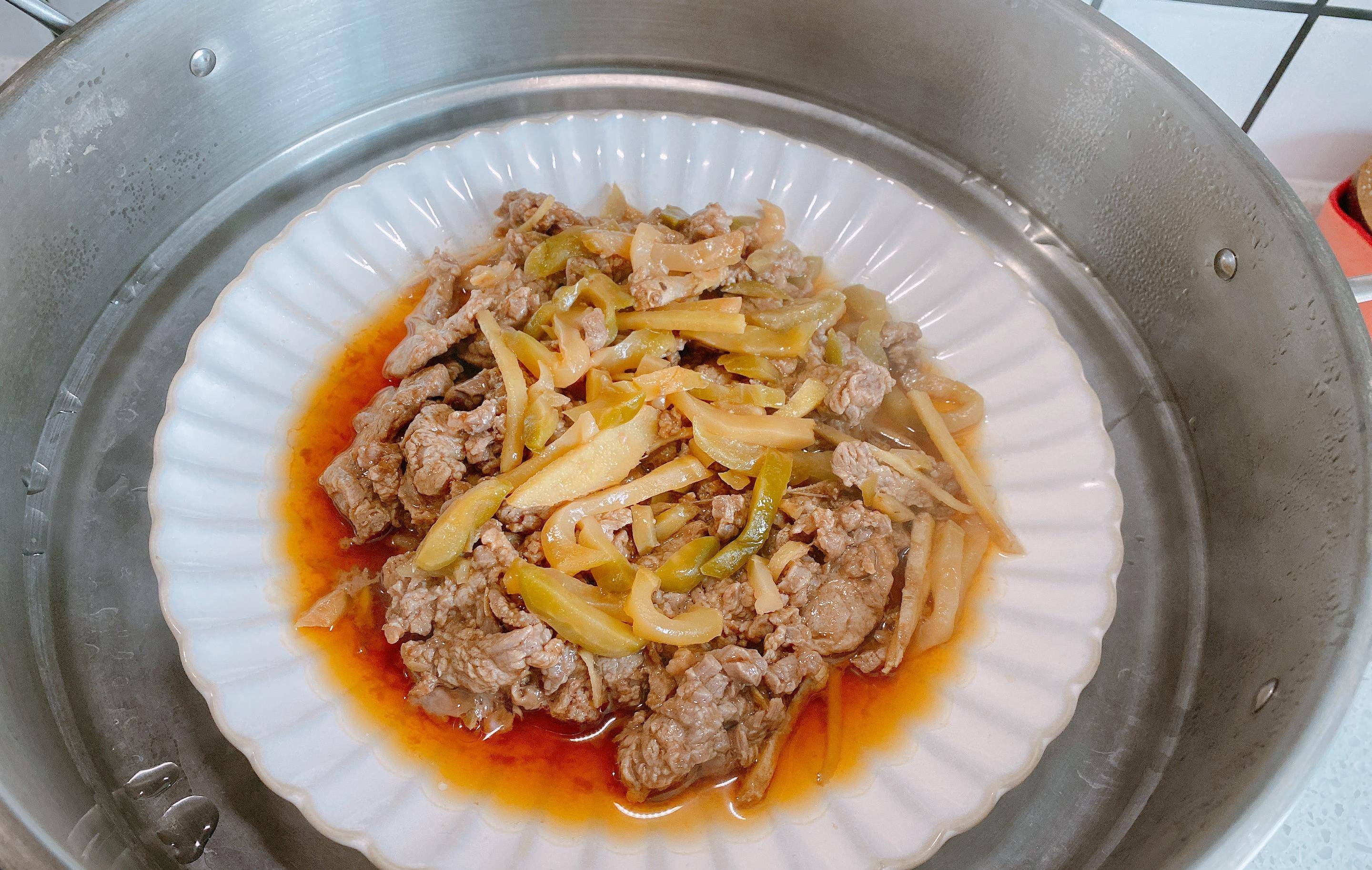 榨菜蒸牛肉的做法总结:1,牛肉最好选用牛里脊,这个部位的牛肉最嫩;2