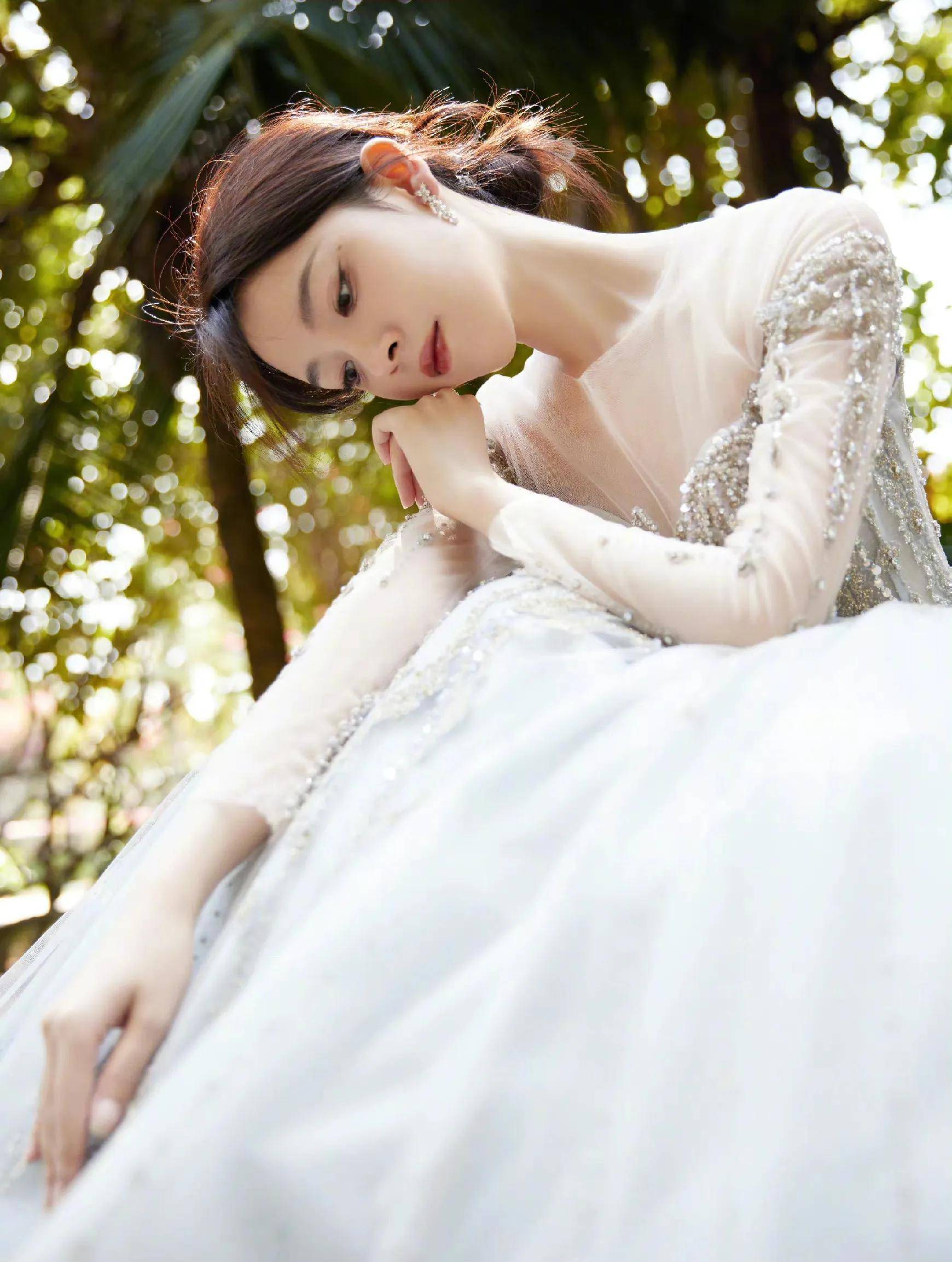 陈瑶白色公主裙造型大片,优雅高贵,森系甜美._海南岛_比例_亮片