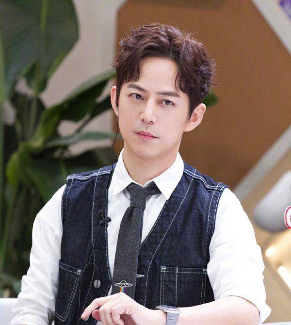 何炅收礼风波持续发酵,彭宇发文力挺何炅,却被黑到"退网"_黄磊_礼物