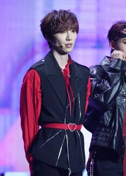 r1se起床化妆要排队,硬糖少女一人一个化妆师_团体_团队_赵磊