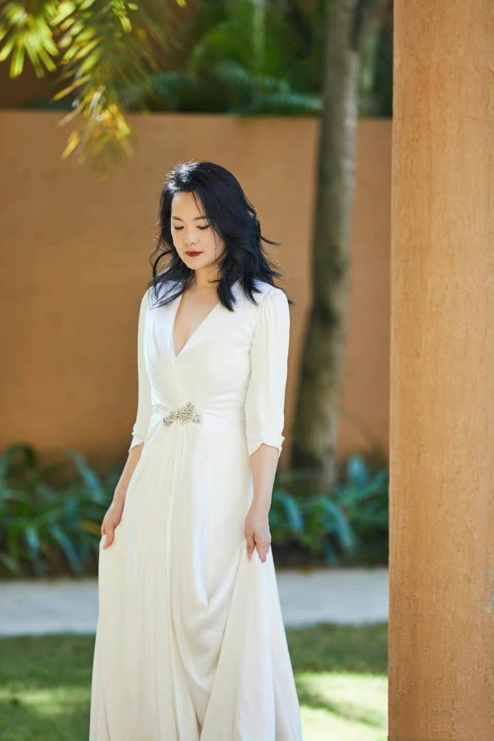 52岁咏梅好优雅,穿白色礼服秀出丰腴身材,小v领保守不失风情_时尚