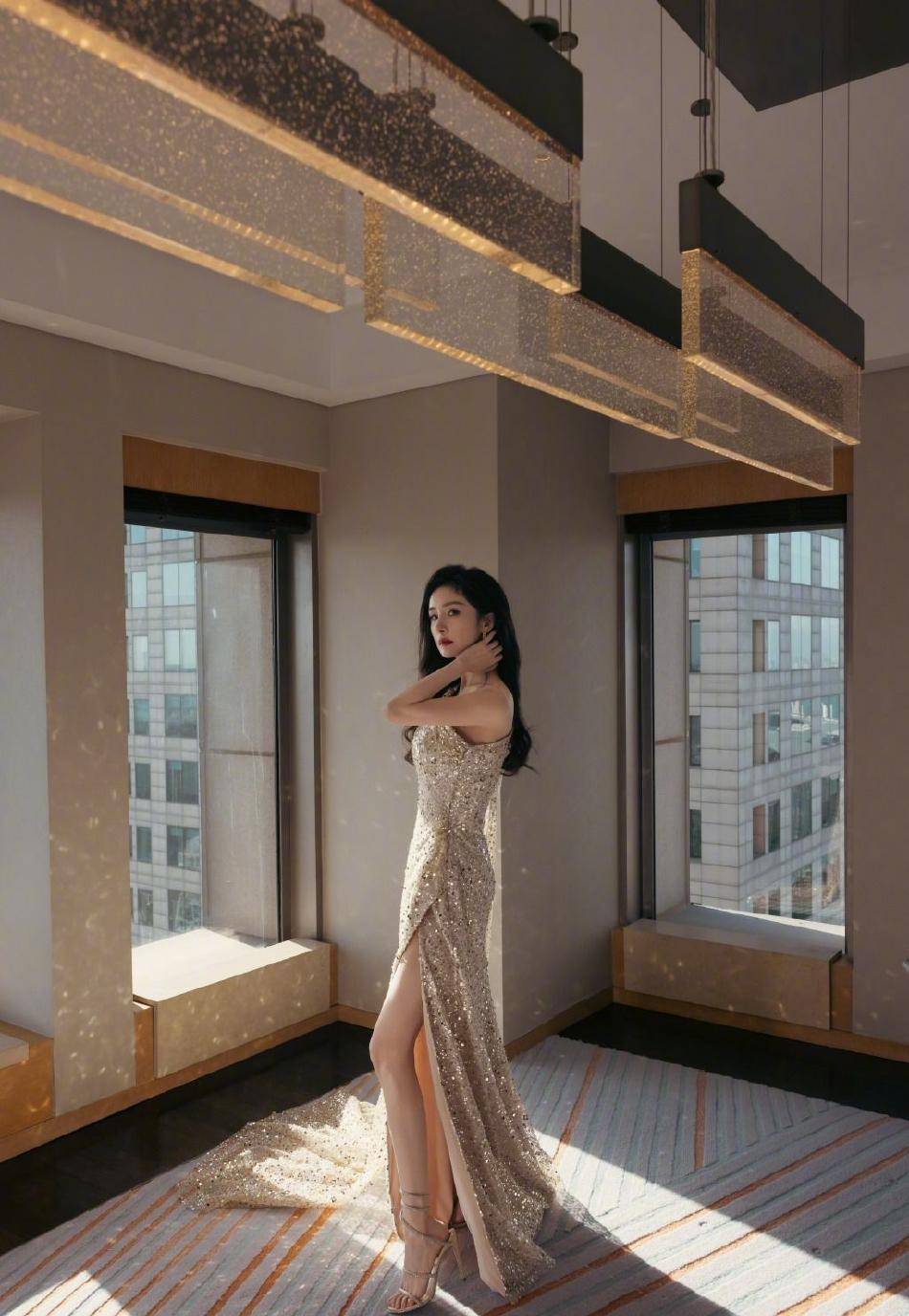 杨幂新造型好美,一袭香槟色亮片长裙,涂大红唇气场全开!