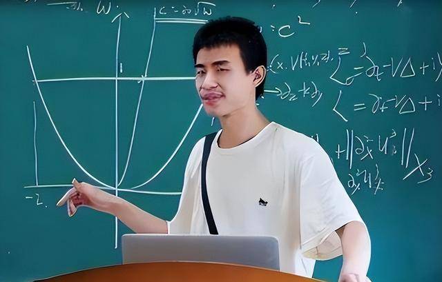 来,最开始也是因为北大内部的学生发了一些韦东奕上课教学的一些视频