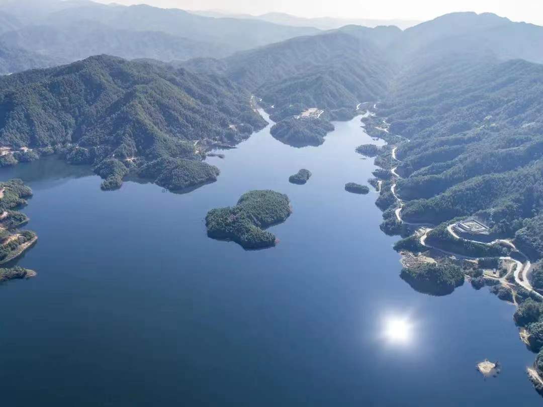 國土面積157平方公里,北與緬甸克欽邦接壤,有白馬山,二臺山,長地方三