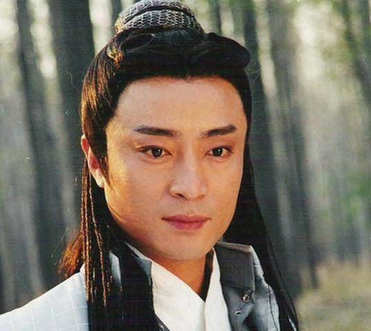 何中华,出生于吉林省磐石市,出生后不久,何中华的父母便离异了,何中华