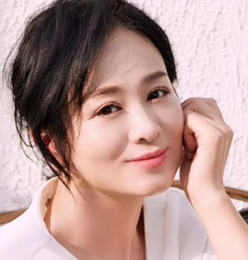 徐婧灵扮演齐燕笙年少时,曾亲眼目睹柯世昭的恶行,为了自保不得已而