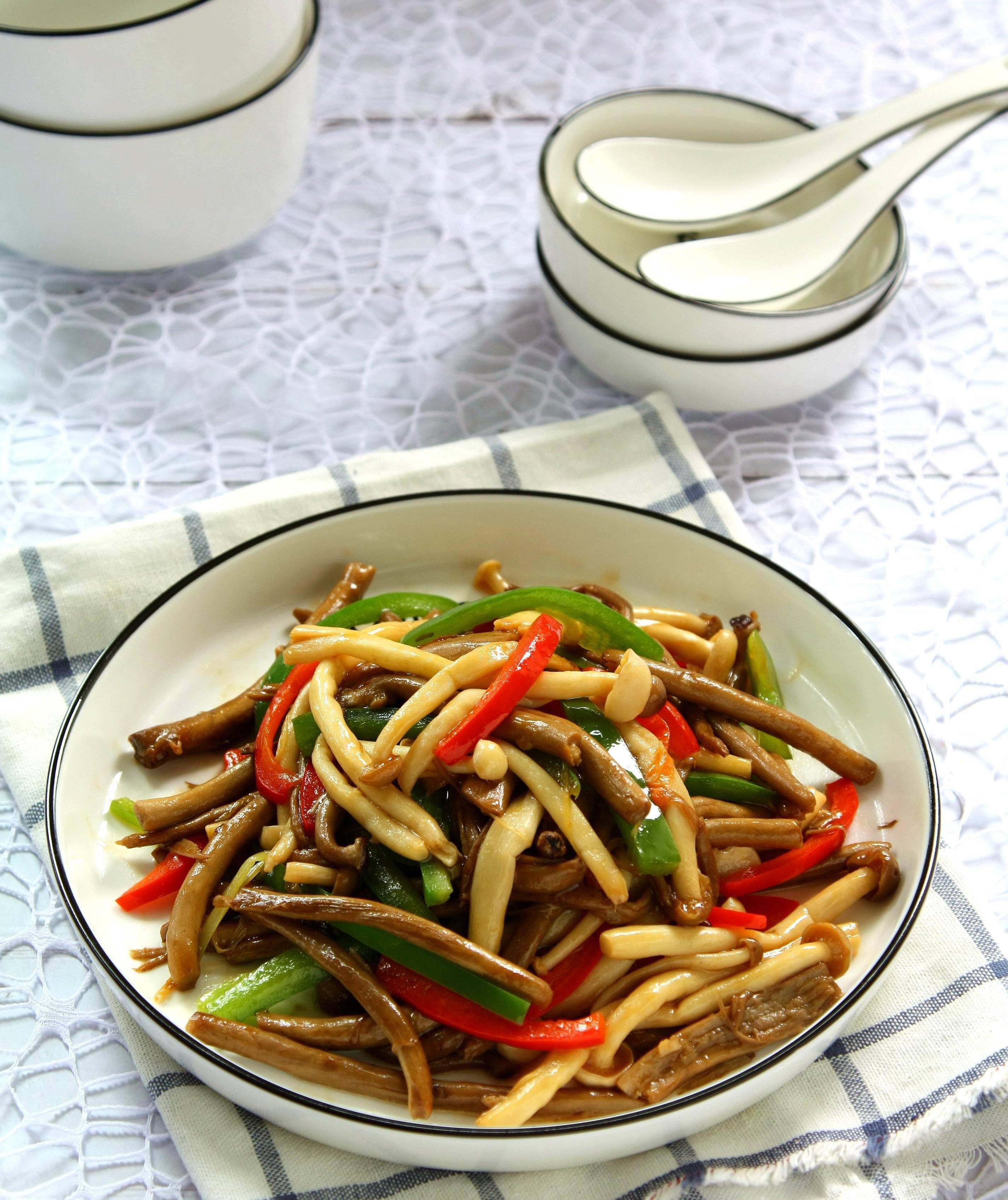 茶树菇这个菌类非常营养全面,它高蛋白,低脂肪,低糖分,保健食疗于一身