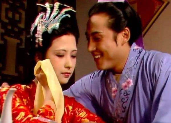 其三,佛口蛇心在与尤二姐"推心置腹"中,王熙凤一直将自己置于受害者的