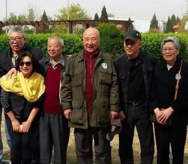 分手28年后,李连杰和前妻再相聚,合照黄秋燕站位太过辛酸!