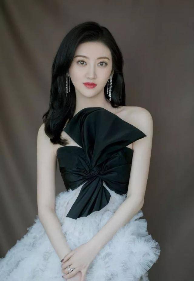 有一种好身材叫做景甜,白色羽毛裙宛如仙女,一字肩太绝了吧_长裙_礼服