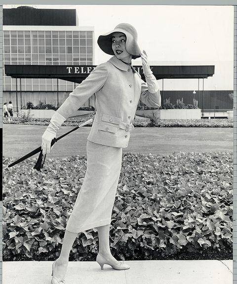 1940年代在波士顿的路易斯堡广场,一位女士展示着克莱尔·麦卡德尔的