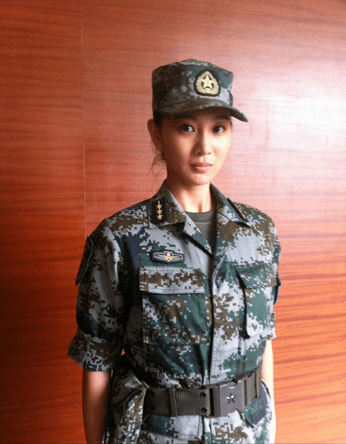 英姿飒爽取代涂脂抹粉,这几位女星不仅颜值高,且个个是女中豪杰_程愫
