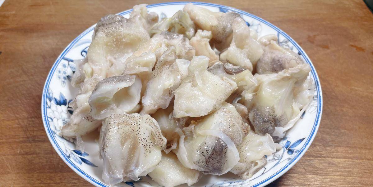 走到一个海鲜摊位前看见老板卖鱿鱼脖,这可是个好东西,鱿鱼脖是鱿鱼头