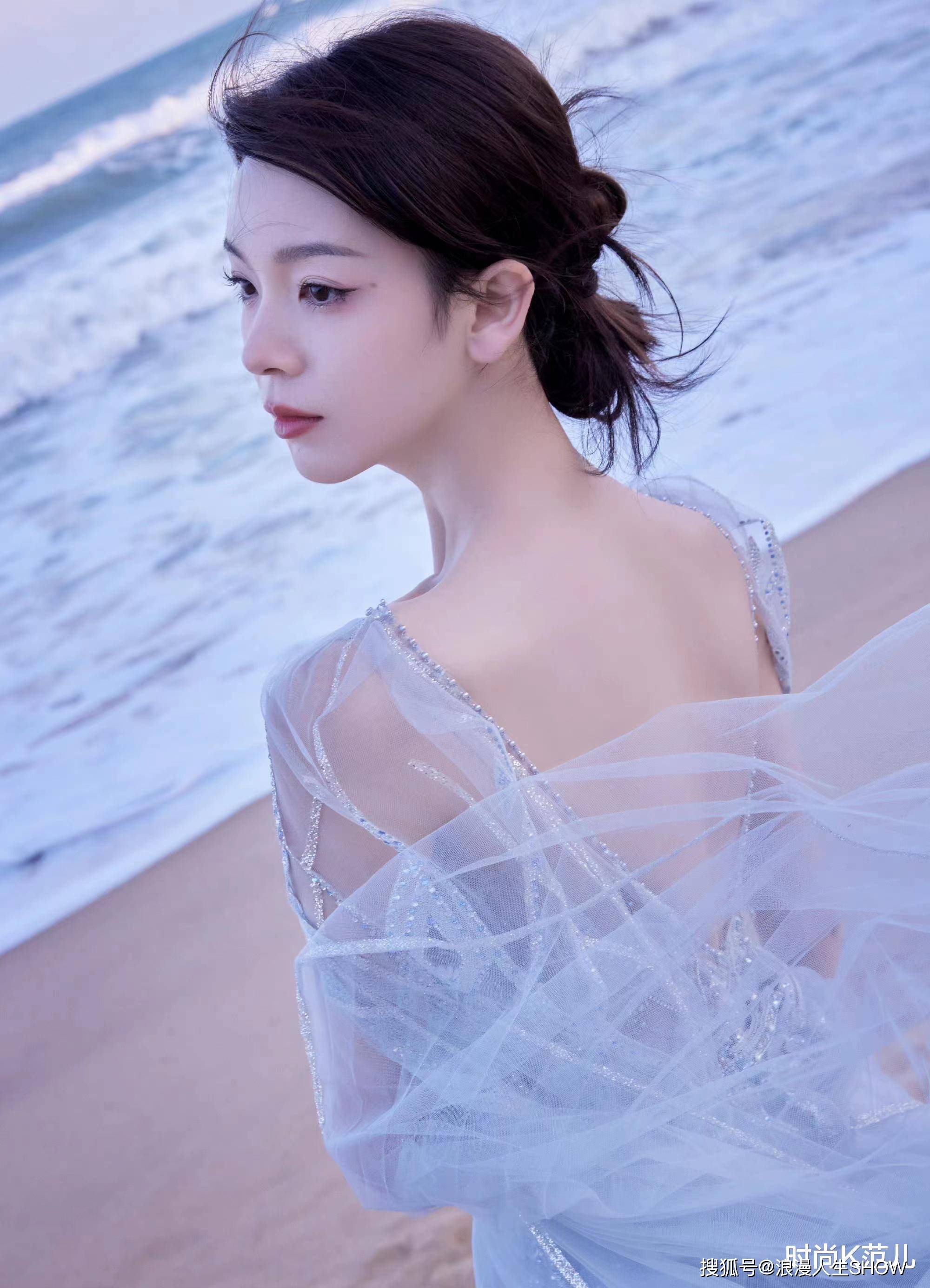 陈瑶真是气质小仙女,穿一身浅蓝色薄纱长裙,唯美又仙气!