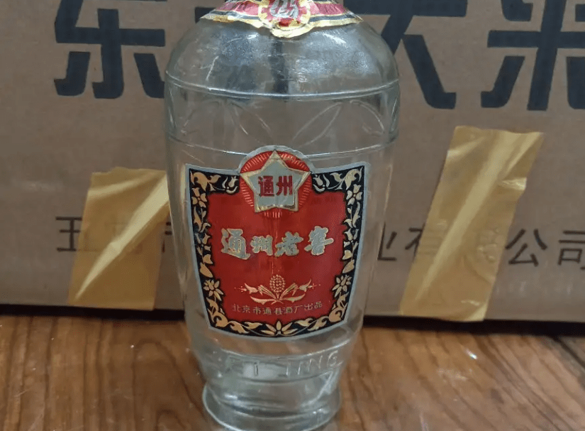 其实早在七八十年代,通州老窖的定价就已经高过茅台2毛,不过也没影响
