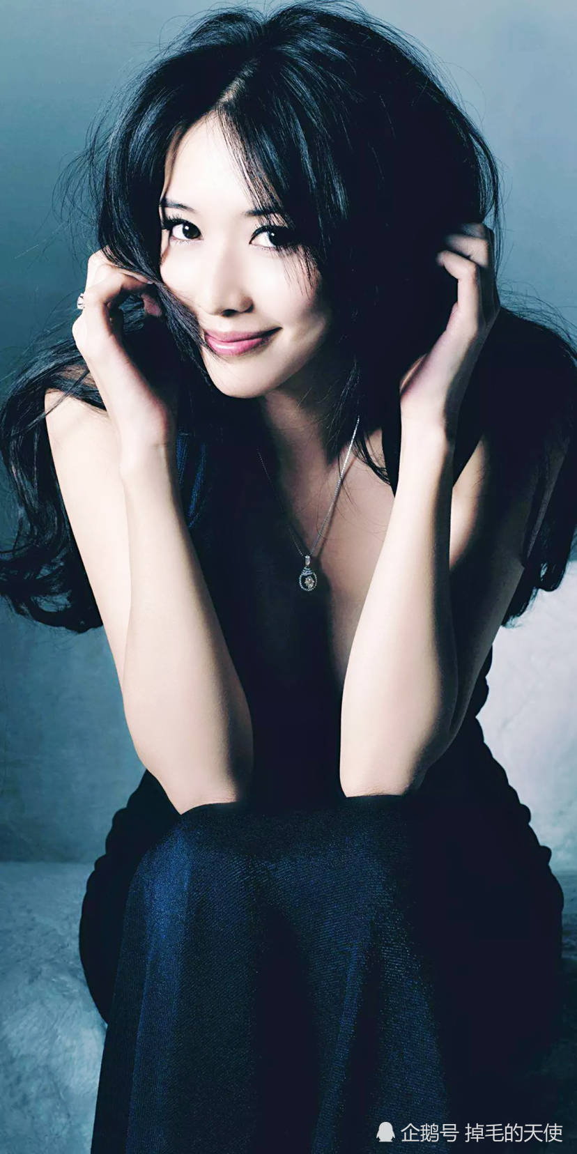 林志玲久违营业,烈焰红唇妆容精致,一身黑色穿搭"御姐范"十足_黑泽