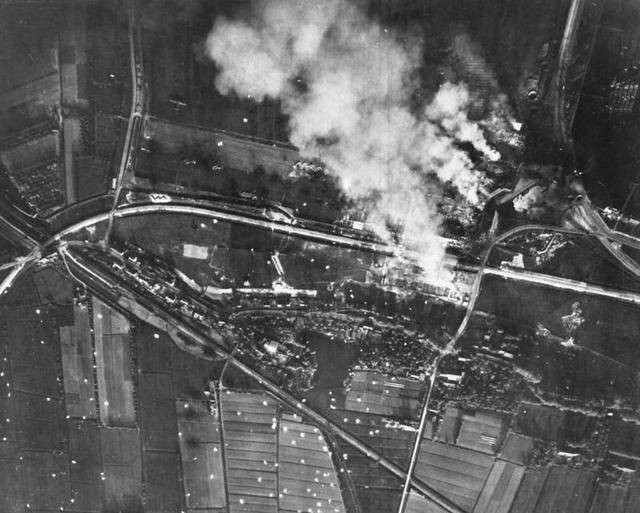 为迫使荷兰投降,德军猛烈轰炸鹿特丹,一次投下炸弹1300多枚,造成900多