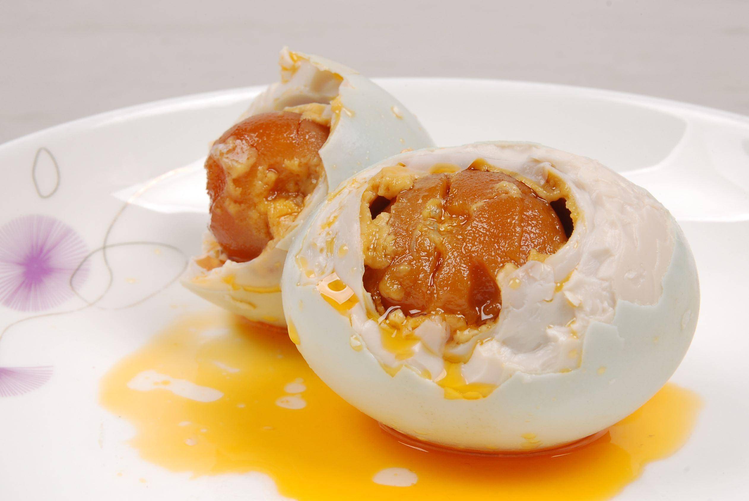 咸鸭蛋这样腌,7天起沙出油,端午就能吃_茄子_咸蛋_尖椒