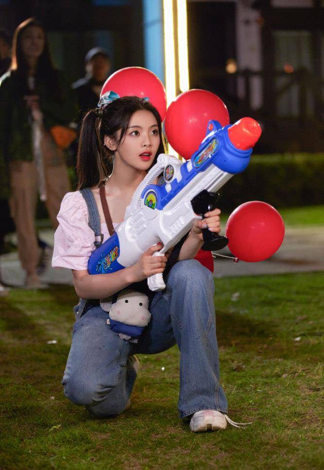 杨超越工作到凌晨在民宿包饺子,手上的指甲抢镜,网友:太精致了_才华