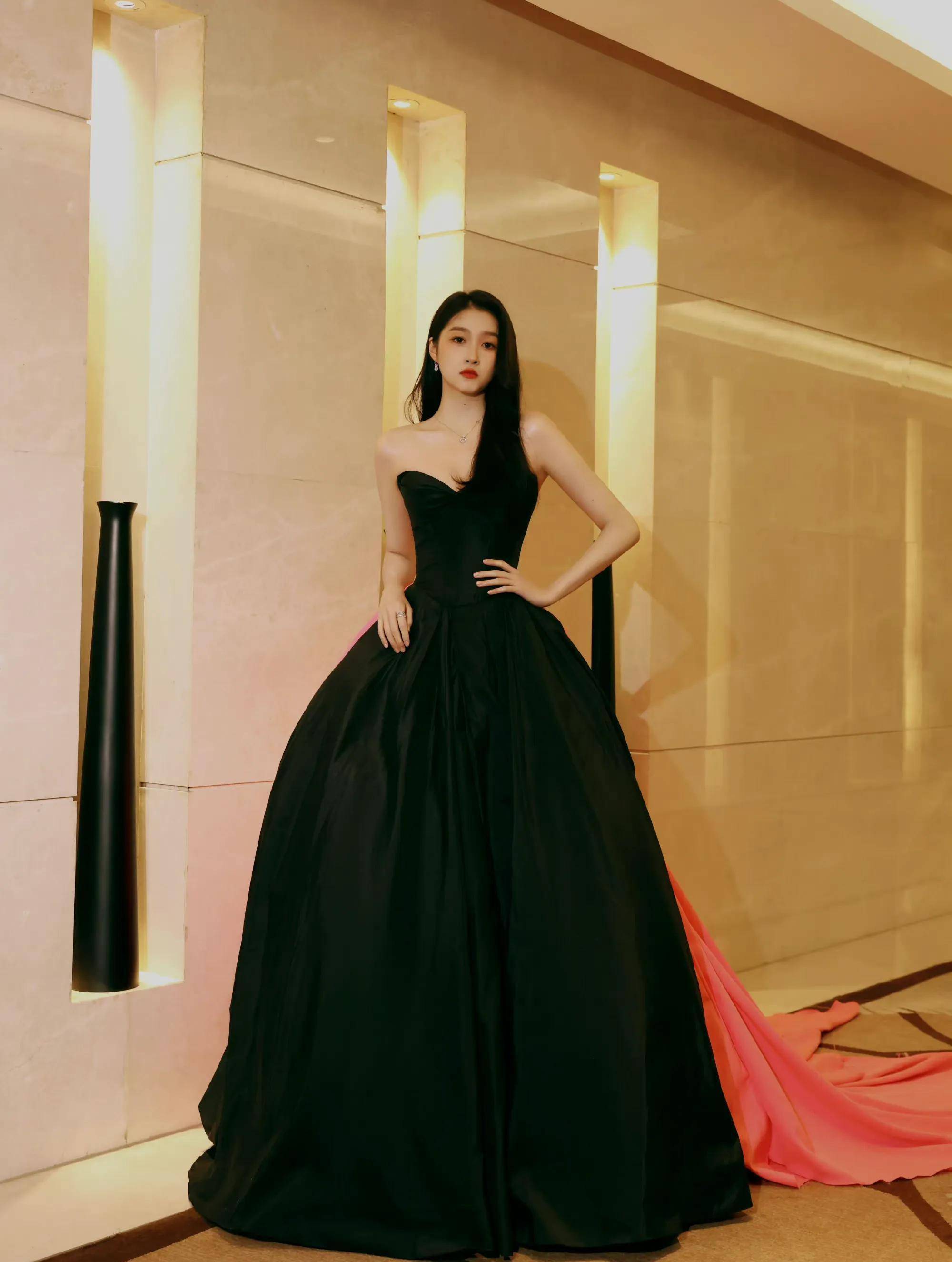 又一波红毯 毛晓彤深v露背裙太惊艳 孙千透视装性感 于文文身材火辣