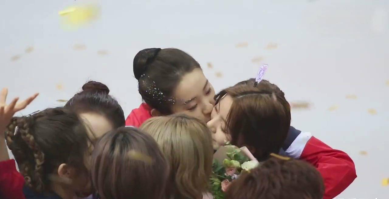 张艺凡亲刘些宁陈卓璇好欲,郑乃馨为亲希林也是拼了_nene_赵粤_活动