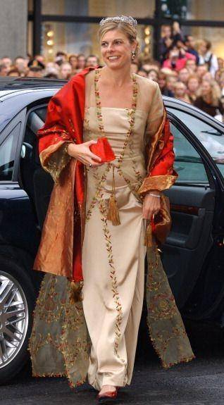 当然这图右边的女士是她的另外一位妯娌二王妃梅贝尔,礼服看起来吊打