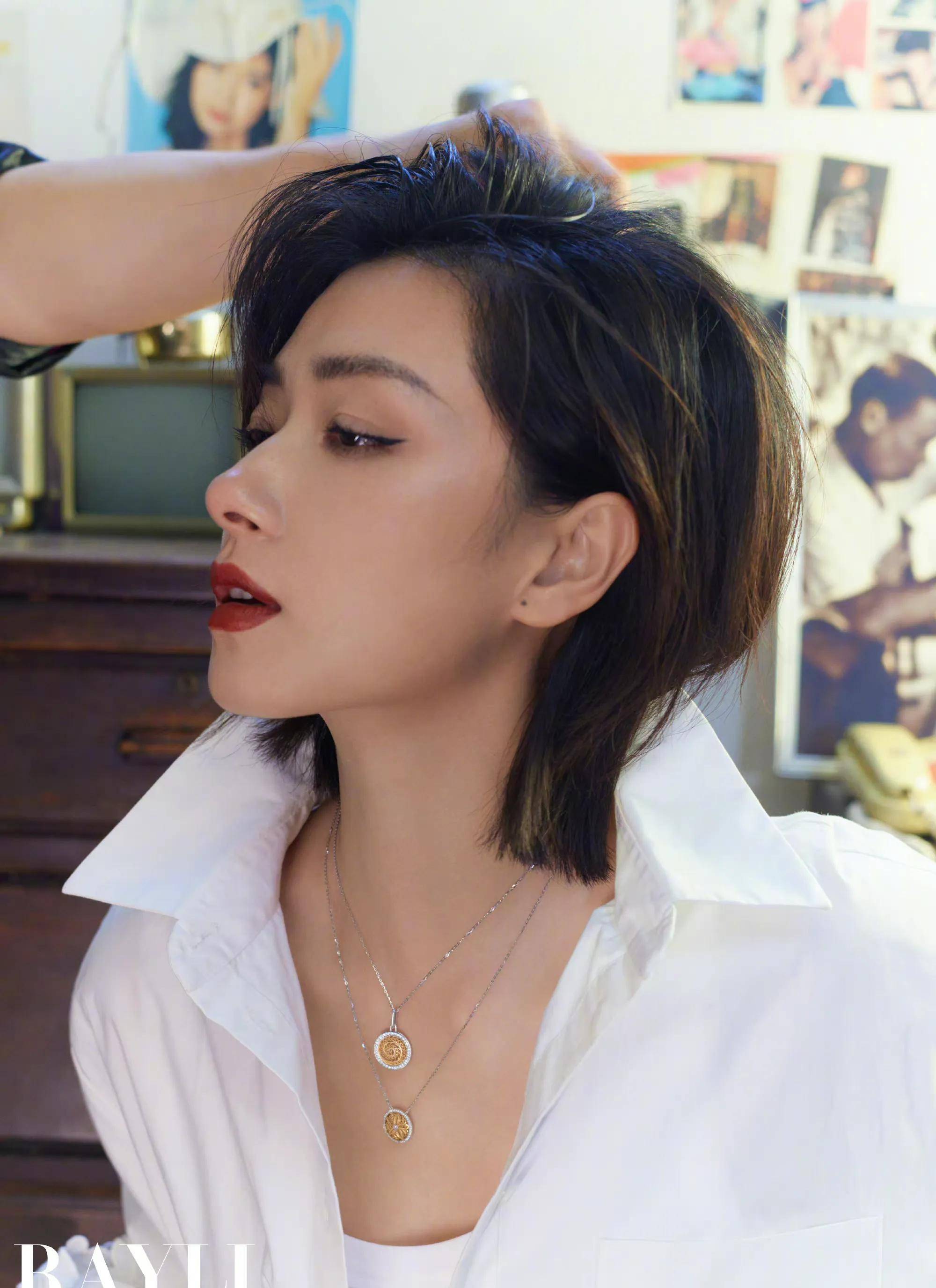 哦呦,这侧颜绝绝子,太帅了姐姐,万茜的身上有一种斩女的强大气场呀.