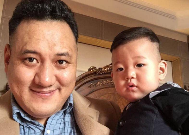 降央卓玛老公丁珍曲扎已经在电视工作十七年的时间可以说有着丰富的