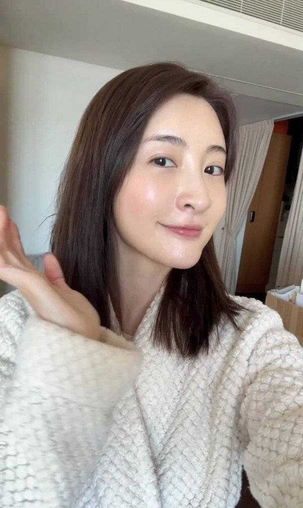 林峯堂妹林夏薇新广告照晒出,高开衩长裙宛如出水芙蓉,皮肤白滑到反光