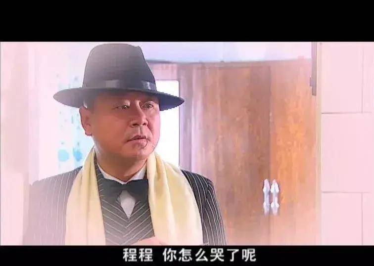 梦里憧憬爱情时,他会变身许文强,穿风衣,披围脖,戴礼帽.