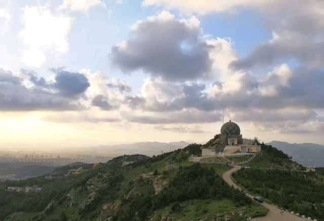 日照岚山区旅游景点有:刘墉祖居,海上碑,卧佛院_山东省_景区_山风