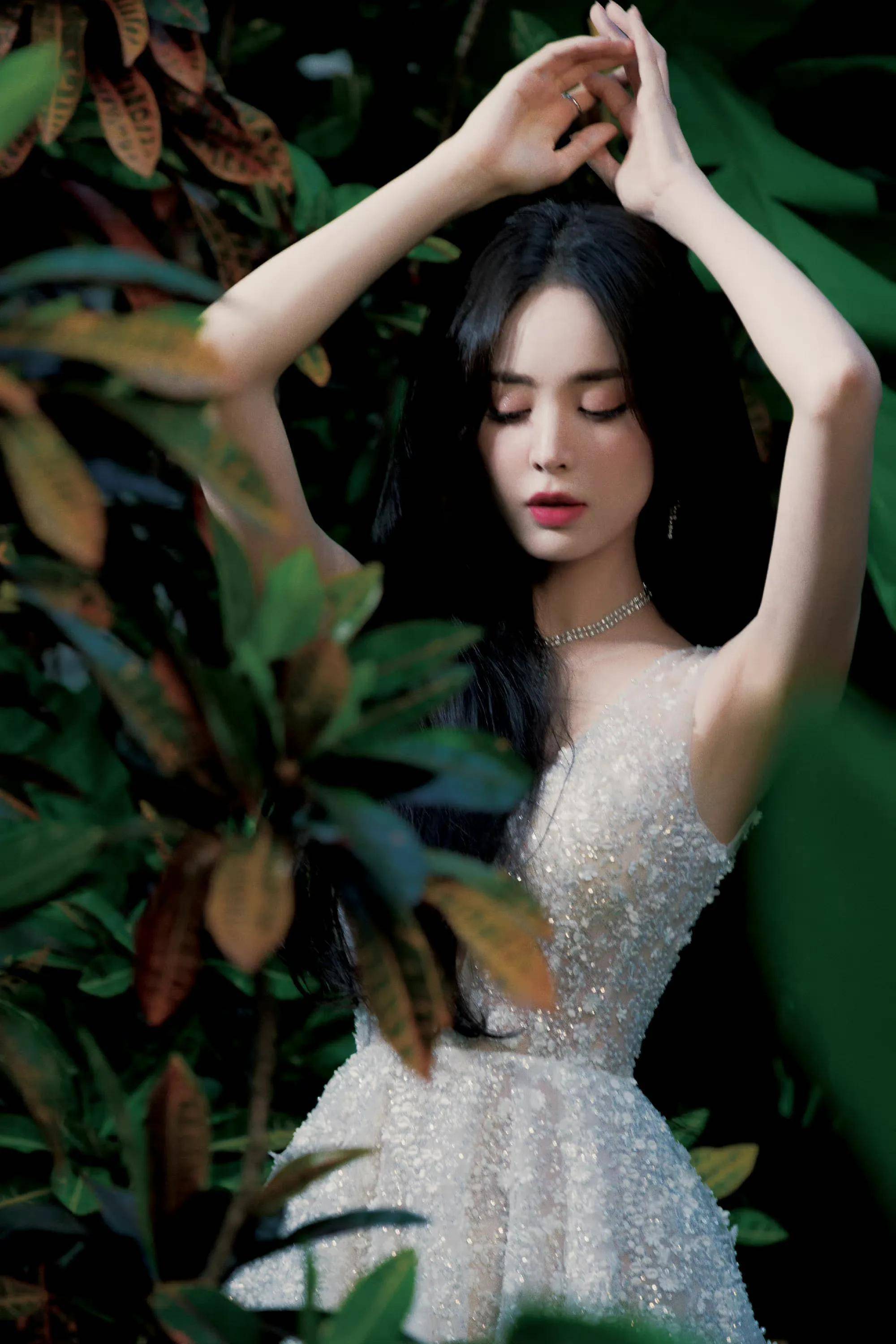 古力娜扎晶钻长裙造型,身材火辣,时尚迷人_长发_袭晶_披肩