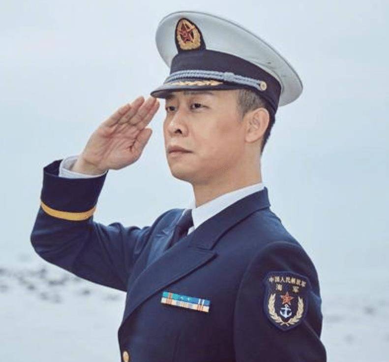 虽然外表朴实,但是穿上军装的那一刻,张译就像变了一个人,气场立刻